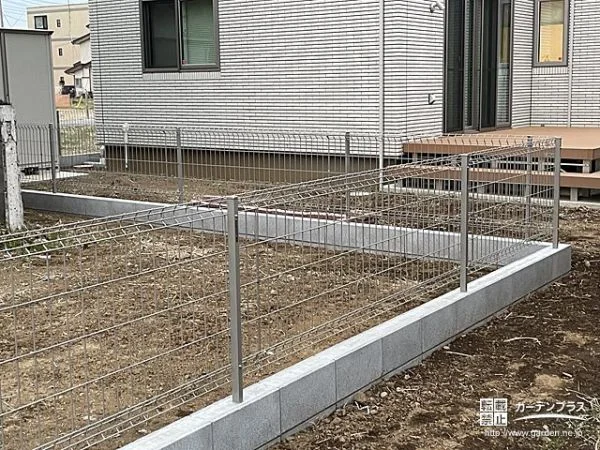 メッシュタイプのフェンスと門扉で軽やかに敷居境界を示した工事
