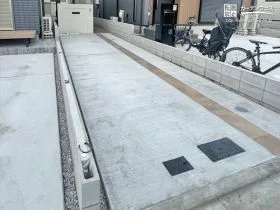 アクセントタイルが魅力、車が無い時もおしゃれな駐車スペース[施工後]