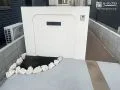 シンプルながらもエレガントな印象の塗装門柱