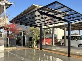 シンプルながらも住まいと美しく調和しするモダンなカーポート[施工後]