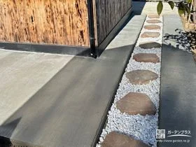 飛び石を配置したスリットが和の雰囲気を演出する雑草対策工事