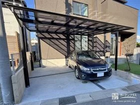 コンクリートのアクセントとなるグレーのインターロッキング目地[施工後]