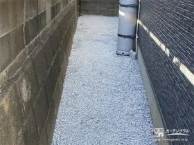 犬走りに防草シートと白砂利を敷設し明るい印象で雑草対策[施工後]