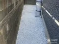 犬走りに防草シートと白砂利を敷設し明るい印象で雑草対策