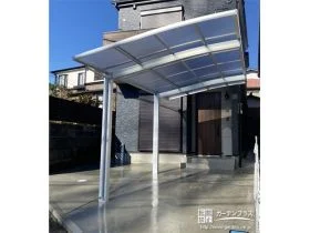 カーブを描く屋根が優しい印象を演出するカーポートの設置工事