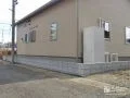 建物の外周をコの字状に囲んだ境界ブロック