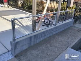 無骨でスタイリッシュな印象を与えるアメリカンフェンス[施工後]