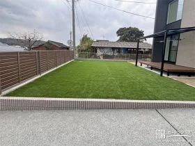 お庭でお子様がのびのび遊べるよう道路境界に目隠しを設けた工事