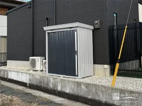 チャコールグレーのシックな外観がお住まいに馴染む物置設置工事