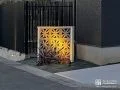 足元のスポットライトでライトアップした飾り塀