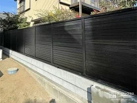 敷地境界を2種類のフェンスで囲いお庭をより使いやすくした工事
