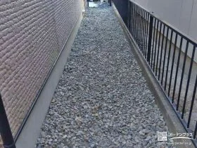 犬走りに雑草対策を施しすっきりとした空間に[施工後]