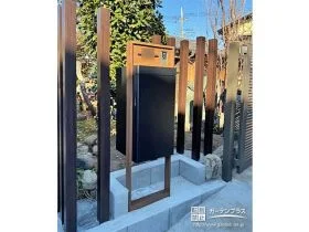 枕木と木目調と取り入れた機能門柱がナチュラルな印象を演出[施工後]