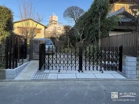 間口を広げお車の出入りをしやすくし歩行者用通路も施工した工事