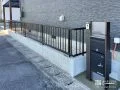 モダンなデザインの機能門柱と軽やかに境界を区切る縦格子フェンス