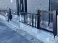 縦格子門扉を取り付け犬走りの出入りをスムーズに