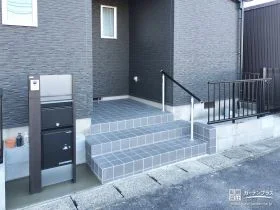 玄関ポーチ階段の上り下りを助ける手すり[施工後]