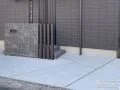 天然石調の門柱と枕木でモダンな雰囲気を演出した玄関周り工事