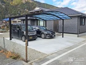 緩やかなカーブを描く屋根が優しい印象のカーポート設置工事