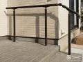 手すりを取り付けバリアフリー化した玄関ポーチ