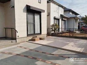 カーブを描くインターロッキング目地が映える駐車スペース工事