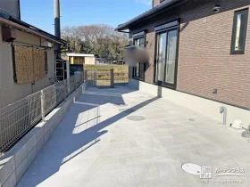 コンクリートを打設したローメンテナンスで解放感のあるお庭工事