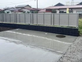 しっかりと目隠ししながらも適度な風通しを叶える目隠しフェンス[施工後]