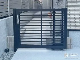 間口方向にスライドする門扉を設置し防犯対策[施工後]