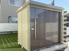 シックなブラウンカラーがお庭に馴染む物置[施工後]