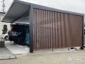 駐車スペースのプライバシーを守る縦格子フェンス