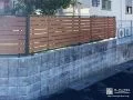 木目調で優しい印象の目隠しフェンス