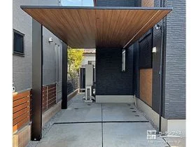 ブラックフレームと木目調の組み合わせがモダンなカーポート工事