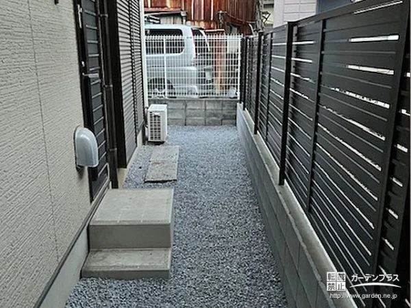 スリット入りで圧迫感なく目隠しし境界を明確化したフェンス工事