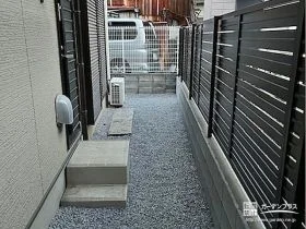 スリット入りで圧迫感なく目隠しし境界を明確化したフェンス工事