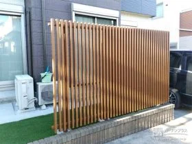 木目調デザインのフェンスで道路からの視線を和らげ快適なお庭空間に[施工後]