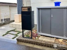 ブラックカラーがモダンな印象の宅配ボックス付き機能門柱設置工事[施工後]