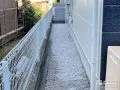 犬走りに白砂利を敷設し明るい印象に