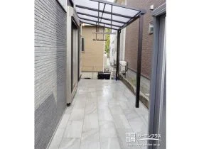 テラス屋根を取り付け雨の日も洗濯物干しが可能なタイルデッキ[施工後]