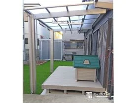 ご家族憩いの時間をお過ごしいただける屋根付きウッドデッキ[施工後]