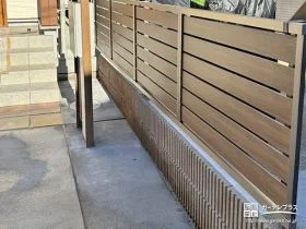 隣地境界に木目調の目隠しフェンスを設置[施工後]