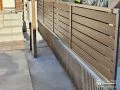 隣地境界に木目調の目隠しフェンスを設置
