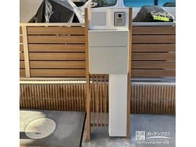 木目調のラインとすりガラスのパネルがおしゃれな機能門柱[施工後]