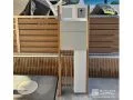 木目調のラインとすりガラスのパネルがおしゃれな機能門柱