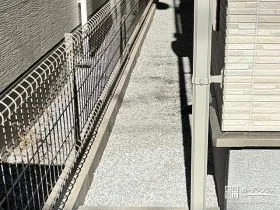 犬走りに防草シートと砂利を敷設し雑草の発生を防止[施工後]