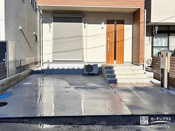 機能門柱やフェンスに取り入れた木目調が温かみを演出する外構工事