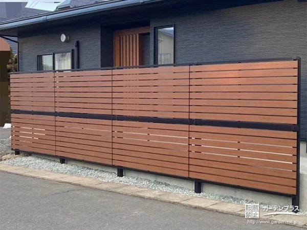 木目調とブラックフレームがお住まいにマッチしたフェンス工事