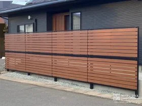 木目調とブラックフレームがお住まいにマッチしたフェンス工事