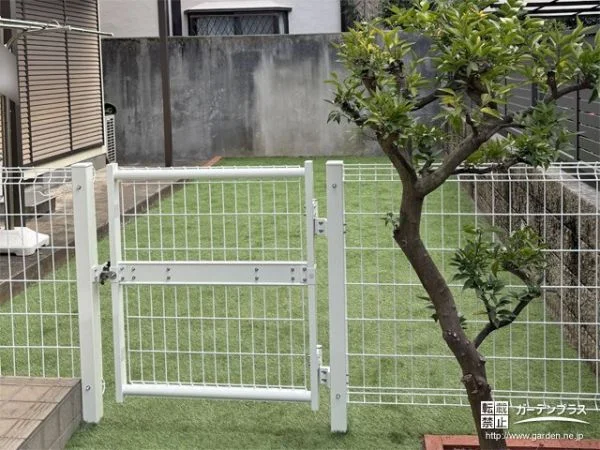 ワンちゃんが駆け回れる人工芝の緑鮮やかなドッグランの設置工事