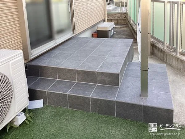 シックな印象のタイルデッキがお住まいのアクセントとなった工事