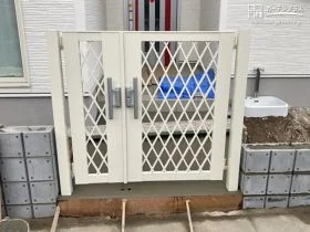 ダイヤ型の格子デザインが適度な抜け感を生む正面門扉[施工後]